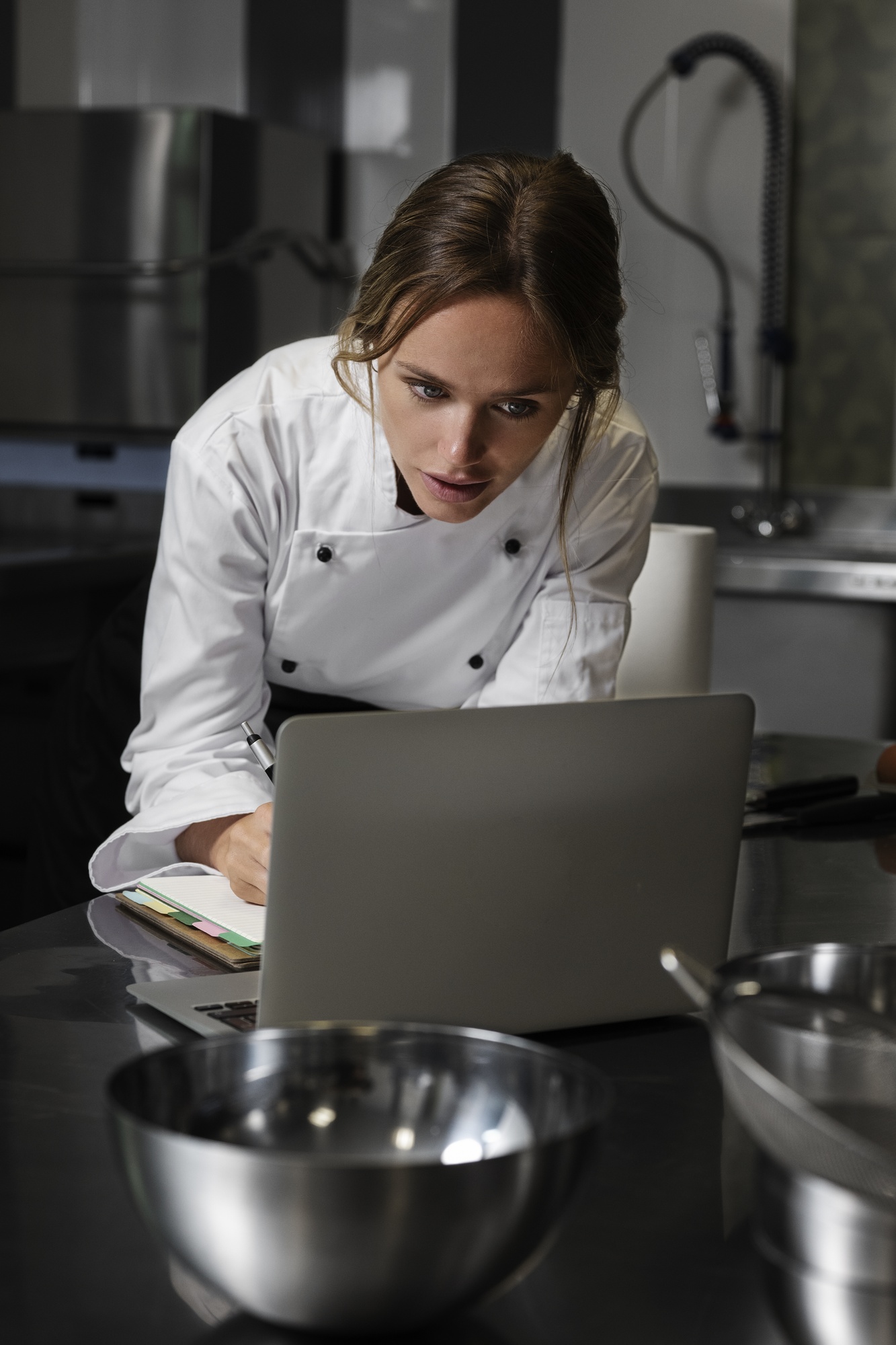 Attrezzatura professionale e notebook con ricette